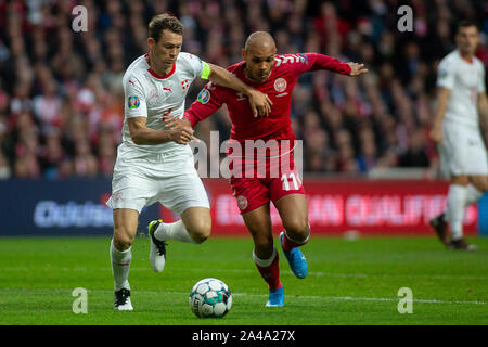 Copenhagen, Danimarca. Xii oct, 2019. Danimarca, Copenaghen. 12th, ottobre 2019. Stephan Lichtsteiner (2) della Svizzera e Martin Braithwaite (11) della Danimarca visto durante l'EURO 2020 qualifier match tra la Danimarca e la Svizzera a Telia Parken di Copenaghen. (Photo credit: Gonzales foto/Alamy Live News Foto Stock