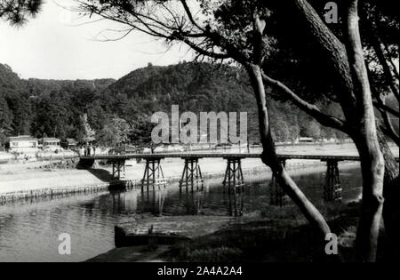 Vista del ponte sul fiume a Uji, Giappone 1958 Foto Stock