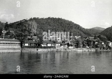 Vista del fiume a Uji, Giappone 1958 Foto Stock