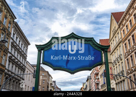 Karl Marx Strasse della U-Bahn metropolitana stazione ferroviaria nel quartiere Neukölln di Berlino. Il nome della stazione & edifici di appartamenti Foto Stock