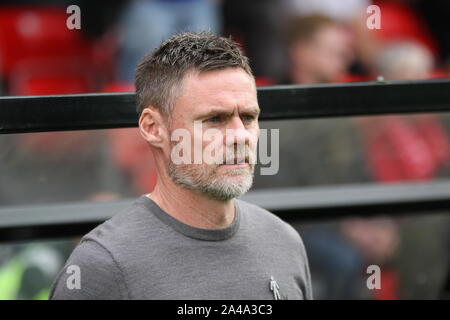 Salford, Greater Manchester, UK. Xii Ottobre, 2019. Salford City manager Alexander Graham in piroga al Peninsula Stadium davanti alla lega due si scontrano con la Cambridge Regno. Foto Stock