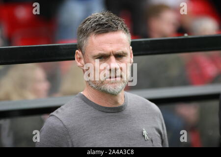 Salford, Greater Manchester, UK. Xii Ottobre, 2019. Salford City manager Alexander Graham in piroga al Peninsula Stadium davanti alla lega due si scontrano con la Cambridge Regno. Foto Stock