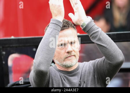 Salford, Greater Manchester, UK. Xii Ottobre, 2019. Salford City manager Alexander Graham in piroga al Peninsula Stadium davanti alla lega due si scontrano con la Cambridge Regno. Foto Stock