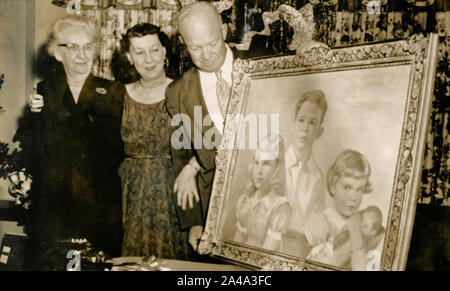 Il presidente statunitense Dwight Eisenhower con la sua famiglia che mostra un nuovo ritratto, STATI UNITI D'AMERICA 1954 Foto Stock