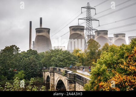 Ferrybridge, vicino a Leeds, Regno Unito. Il 13 ottobre 2019. (Sequenza di sette immagini) Quattro massicce torri di raffreddamento a Ferrybridge C Coal Fired power station sono distrutte in un esplosione controllata. I residenti nelle vicinanze sono stati evacuati e il traffico sulla vicina autostrada M62 è stato portato a un arresto per consentire al piede 375 torri, che hanno retto dal 1966, per essere demolita. Tre torri rimangono per essere demolita in una data successiva. ©Ian Wray/Alamy Live News Foto Stock