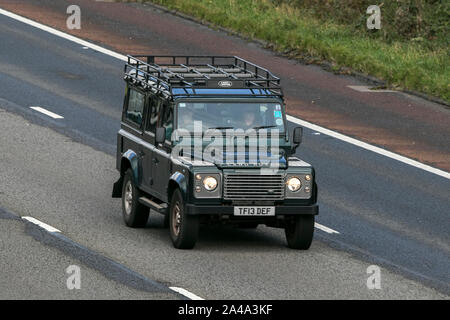 2013 green Land Rover Defender 110 XS TD D/C; Viaggiare sulla autostrada M6 vicino a Preston nel Lancashire, Regno Unito Foto Stock