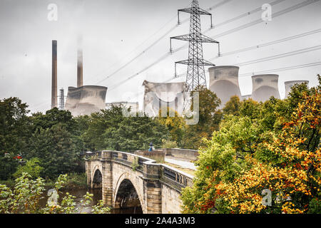 Ferrybridge, vicino a Leeds, Regno Unito. Il 13 ottobre 2019. (Sequenza di sette immagini) Quattro massicce torri di raffreddamento a Ferrybridge C Coal Fired power station sono distrutte in un esplosione controllata. I residenti nelle vicinanze sono stati evacuati e il traffico sulla vicina autostrada M62 è stato portato a un arresto per consentire al piede 375 torri, che hanno retto dal 1966, per essere demolita. Tre torri rimangono per essere demolita in una data successiva. ©Ian Wray/Alamy Live News Foto Stock