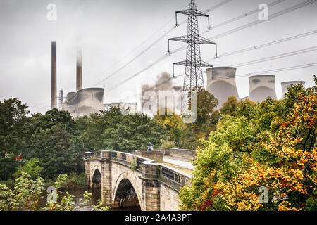 Ferrybridge, vicino a Leeds, Regno Unito. Il 13 ottobre 2019. (Sequenza di sette immagini) Quattro massicce torri di raffreddamento a Ferrybridge C Coal Fired power station sono distrutte in un esplosione controllata. I residenti nelle vicinanze sono stati evacuati e il traffico sulla vicina autostrada M62 è stato portato a un arresto per consentire al piede 375 torri, che hanno retto dal 1966, per essere demolita. Tre torri rimangono per essere demolita in una data successiva. ©Ian Wray/Alamy Live News Foto Stock