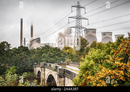 Ferrybridge, vicino a Leeds, Regno Unito. Il 13 ottobre 2019. (Sequenza di sette immagini) Quattro massicce torri di raffreddamento a Ferrybridge C Coal Fired power station sono distrutte in un esplosione controllata. I residenti nelle vicinanze sono stati evacuati e il traffico sulla vicina autostrada M62 è stato portato a un arresto per consentire al piede 375 torri, che hanno retto dal 1966, per essere demolita. Tre torri rimangono per essere demolita in una data successiva. ©Ian Wray/Alamy Live News Foto Stock