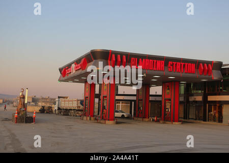 Azaz, Siria. Xii oct, 2019. Stazioni di benzina nel nord-ovest della città siriana di Azaz. Sin dall'inizio della Turchia di 'pace primavera'' offensiva militare, che è stato lanciato mercoledì contro la Siria le forze democratiche (SDF) e il popolo Unità di Protezione (YPG) nella Siria settentrionale a est del fiume Eufrate, l opposizione-aree controllate nel nordovest della Siria hanno dovuto far fronte ad un aumento del prezzo del gasolio. Credito: ZUMA Press, Inc./Alamy Live News Foto Stock