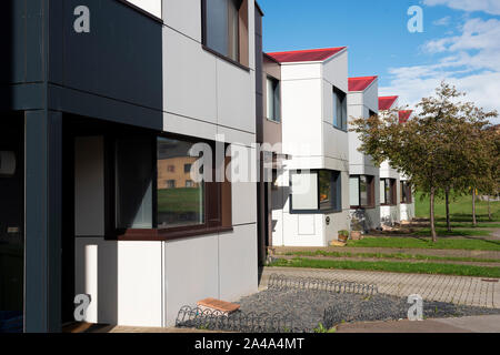 Moderno Oxley boschi case in Milton Keynes. Il premiato lo sviluppo costruito nel 2008 ha affrontato polemiche e i necessari lavori di bonifica. Foto Stock