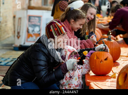 Chicago, Stati Uniti d'America. Xii oct, 2019. Una madre pone con sua figlia durante un festival di zucca in Highwood, Illinois, Stati Uniti, su Ott12, 2019. Credito: Joel Lerner/Xinhua/Alamy Live News Foto Stock