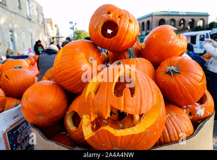 Chicago, Stati Uniti d'America. Xii oct, 2019. Un mucchio di zucca sono visti durante un festival di zucca in Highwood, Illinois, Stati Uniti, su Ott12, 2019. Credito: Joel Lerner/Xinhua/Alamy Live News Foto Stock