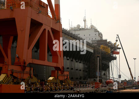 Yantai, Cina. Xiii oct, 2019. Alcuni dei più grandi del mondo di gamberello trivelle e piattaforme vengono serviti e costruito in una CIMC Raffles di ingegneria offshore cantiere di Yantai, Provincia di Shandong, Sabato 12 Ottobre, 2019. Il cantiere dispone di uno dei più grandi del mondo di asciutto-dock e il più grande del mondo di gantry crane. La Cina è il quarto più grande produttore di petrolio nel mondo. Foto di Stefano rasoio/UPI Credito: UPI/Alamy Live News Foto Stock