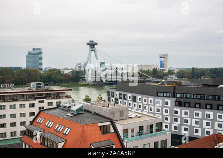 Vista generale del UFO ponte che attraversa il fiume Danubio a Bratislava, in Slovacchia. Foto Stock
