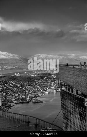 Fjellheisen affacciato a Tromsø, Tromsø Bridge e una porta con le montagne sullo sfondo Foto Stock