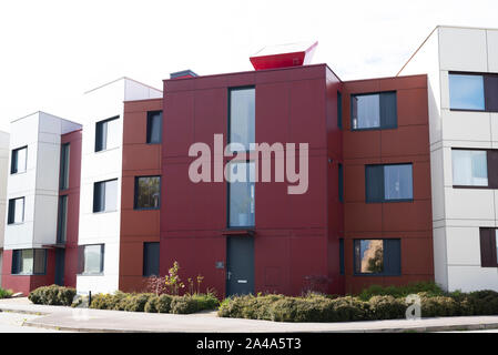 Moderno Oxley boschi case in Milton Keynes. Il premiato lo sviluppo costruito nel 2008 ha affrontato polemiche e i necessari lavori di bonifica. Foto Stock