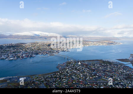 La città di Tromsø su una giornata invernale e con una vista della Cattedrale Artica, Tromsø Bridge e Tromsøya Foto Stock