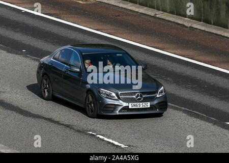 Grigio 2019 Mercedes-Benz C 300 Linea AMG Auto; Viaggiare sulla autostrada M6 vicino a Preston nel Lancashire, Regno Unito Foto Stock