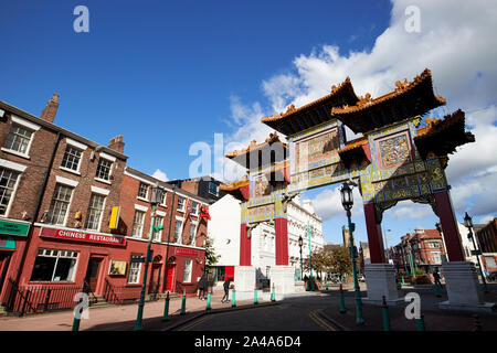 Chinatown gate arco cinese Liverpool England Regno Unito Foto Stock