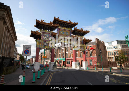 Chinatown gate arco cinese Liverpool England Regno Unito Foto Stock