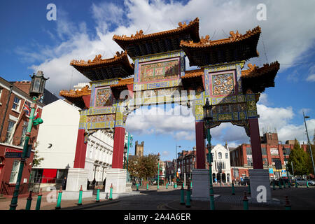 Chinatown gate arco cinese Liverpool England Regno Unito Foto Stock