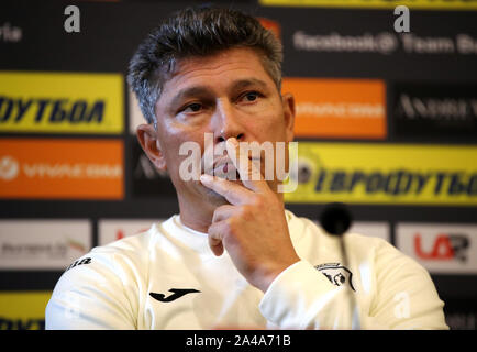 La Bulgaria manager Krasimir Balakov durante una conferenza stampa presso il Vasil Levski National Stadium, Sofia. Foto Stock