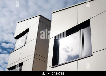 Moderno Oxley boschi case in Milton Keynes. Il premiato lo sviluppo costruito nel 2008 ha affrontato polemiche e i necessari lavori di bonifica. Foto Stock