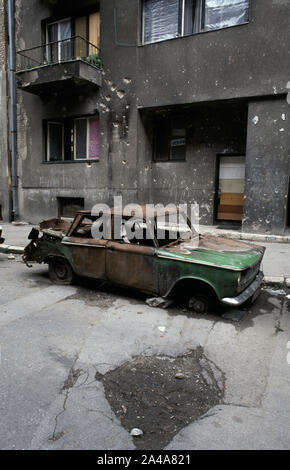 5 Giugno 1993 durante l'assedio di Sarajevo: un scatafascio auto al di fuori del No.19 Kralja Tvrtka Street, sulla periferia ovest del centro della citta'. La strada è in linea diretta con il assediava serbi bosniaci, appena a 300 metri di distanza. Foto Stock