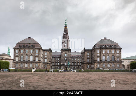 Copenhagen, Danimarca: cavalli bianchi esercizio di fronte Palazzo Christiansborg che è situato sull'isolotto di Slotsholmen nella capitale. Foto Stock