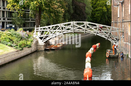 Riparazioni a ponte al ponte di matematica sul fiume Cam, Queens' College di Cambridge. Foto Stock