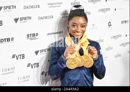 Stuttgart, Germania. Xiii oct, 2019. SIMONE BILES pone con tutte le sue medaglie di oro in seguito al concorso indetto nel alla Hanns-Martin-Schleyer-Halle a Stuttgart, Germania. Credito: Amy Sanderson/ZUMA filo/Alamy Live News Foto Stock