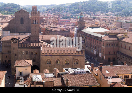 Panorama e sui tetti del centro storico di Bologna Foto Stock