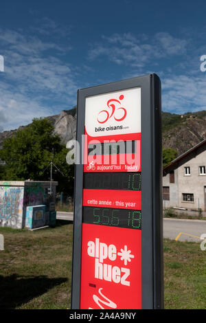 Pilota il contatore elettronico ai piedi della famosa Alpe d'Huez ciclismo salita, Bourg d'Oisans, Francia. Foto Stock