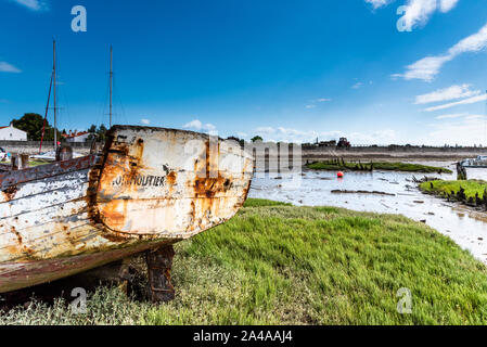 Il Noirmoutier barche cimitero. La poppa del relitto di un vecchio legno barca da pesca porta ancora il nome del suo porto di immatricolazione Foto Stock