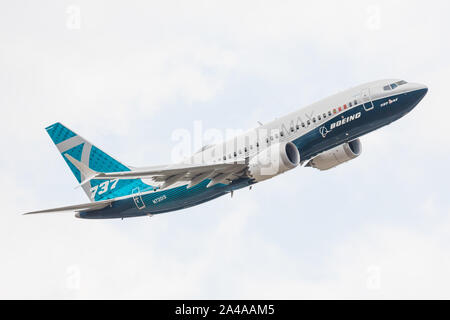 Farnborough, Regno Unito - 07 18 2018: display di volo di un aeromobile Boeing B737-8 MAX a Farnborough Airshow internazionale, Regno Unito - Il display è avvenuta mesi prima Foto Stock