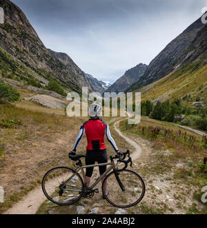 Ciclista femmina, ghiaia in bici Saint-Christophe-en-Oisans, alpi, Francia. Foto Stock