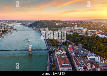 Un tramonto meraviglioso paesaggio urbano da una parte di Budapest. Tema principale è il Castello di Buda. Foto Stock