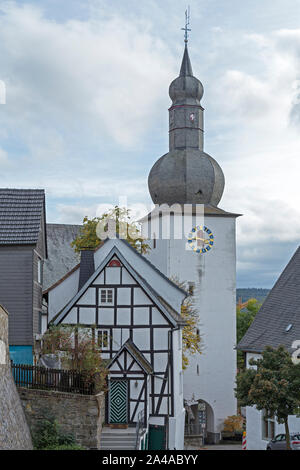 Il campanile e le case del telaio sulla collina del castello, Arnsberg, Sauerland, Renania settentrionale - Vestfalia, Germania Foto Stock