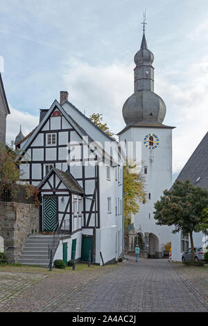 Il campanile e le case del telaio sulla collina del castello, Arnsberg, Sauerland, Renania settentrionale - Vestfalia, Germania Foto Stock