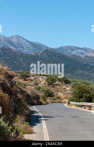 Elounda, Creta, Grecia. Ottobre 2019. La vecchia strada statale che corre in alta montagna al di sopra di Elounda, Creta. Foto Stock