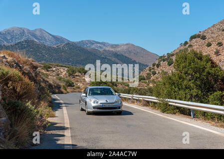 Elounda, Creta, Grecia. Ottobre 2019. La vecchia strada statale che corre in alta montagna al di sopra di Elounda, Creta. Foto Stock