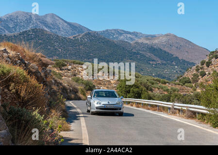 Elounda, Creta, Grecia. Ottobre 2019. La vecchia strada statale che corre in alta montagna al di sopra di Elounda, Creta. Foto Stock