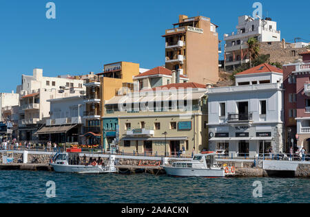 Agios Nikolaos, Creta, Grecia. Ottobre 2019. Il lungomare di questa affascinante città sul golfo di Mirabello. popolare con i turisti in visita. Foto Stock