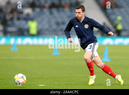 Scozia Andrew Robertson si riscalda prima di UEFA EURO 2020 match di qualificazione all'Hampden Park, Glasgow. Foto Stock