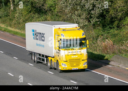 M6, Lancaster, Regno Unito; trasporto da Hermes consegna rende facile dice slogan pubblicitario; HGV autocarro autocarro traffico veicolare, trasporti, moderno, nord-legato sulla corsia di 3 M6 motorway autostrada.Autostrada pesante di merci alla rinfusa, consegna DAF Trucks, autocarro, trasporto, carrello, cargo speciale, veicolo, consegna, trasporti, industria, merci sulla M6 a Lancaster, Foto Stock