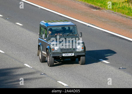 Land Rover Defender 90 County TD5 grigia 2006; traffico veicolare britannico, trasporti, berline moderne, in direzione sud sull'autostrada M6 a 3 corsie. Foto Stock