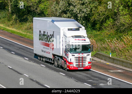 Logistica Buffaload Scania R-SRS L-Class; autostrada pesante di merci alla rinfusa camion di consegna trasporti, autocarro, trasporto, carrello, cargo speciale, veicolo, consegna, trasporti, industria, merci sulla M6 a Lancaster, Foto Stock