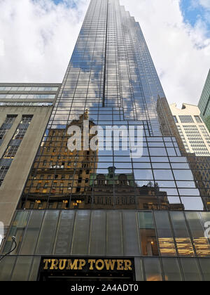 New York, Stati Uniti d'America. Xiii Sep, 2019. Trump Tower in Manhattan. Trump Tower è un 58-storia grattacielo sulla Quinta Avenue, 56th Street. La zona residenziale e ufficio edificio fu costruito da Donald Trump secondo i piani dell'architetto Der Scutt e completata nel 1983. Essa appartiene al Trump organizzazione, è 202 metri di altezza e ha una facciata che si svolge in un marrone tono di bronzo. Credito: Alexandra Schuler/dpa/Alamy Live News Foto Stock