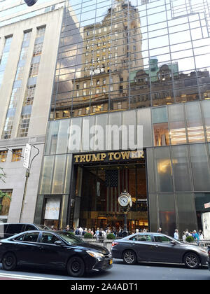 New York, Stati Uniti d'America. Xiii Sep, 2019. L'ingresso al Trump Tower in Manhattan. Trump Tower è un 58-storia grattacielo sulla Quinta Avenue, 56th Street. La zona residenziale e ufficio edificio fu costruito da Donald Trump secondo i piani dell'architetto Der Scutt e completata nel 1983. Essa appartiene al Trump organizzazione, è 202 metri di altezza e ha una facciata che si svolge in un marrone tono di bronzo. Credito: Alexandra Schuler/dpa/Alamy Live News Foto Stock